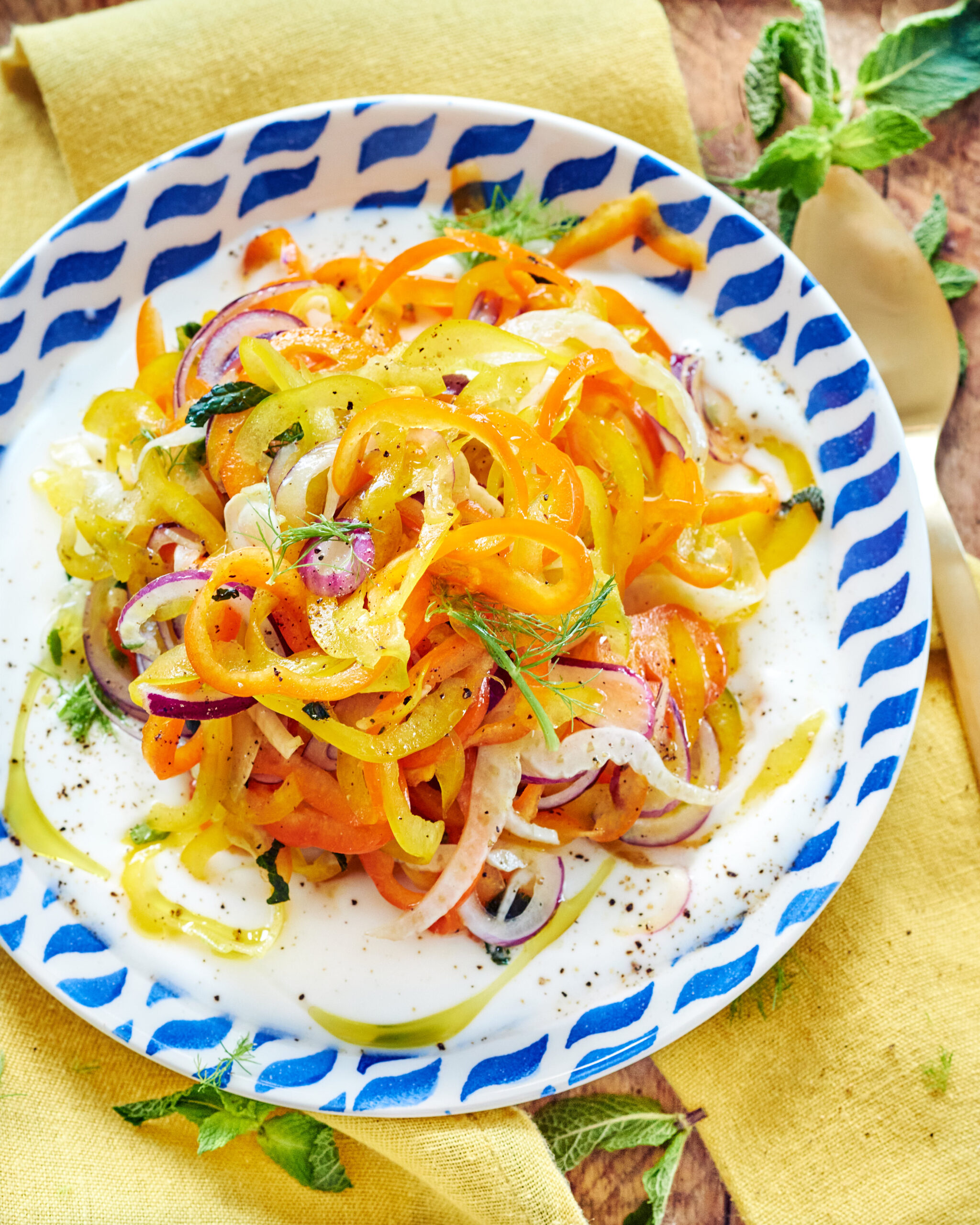 Insalata di peperoni dolci, finocchi e cipolla di Tropea con yogurt greco Zorbas