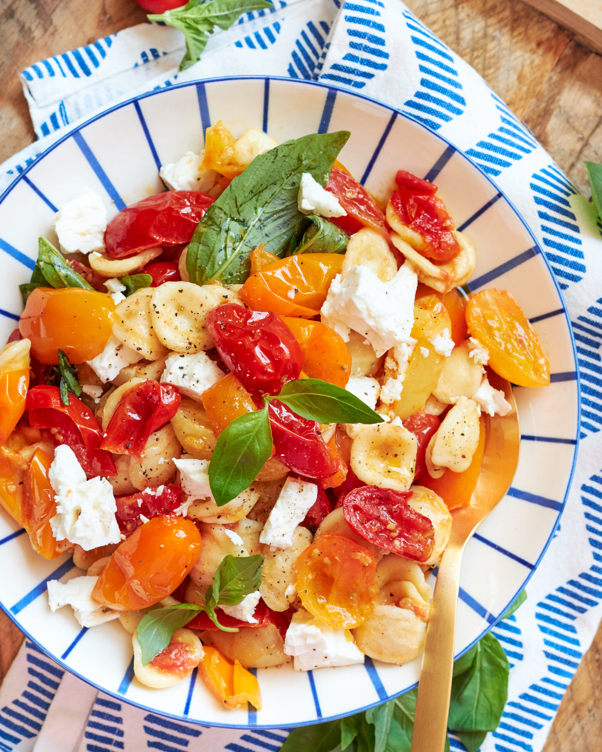 Orecchiette con datterini, basilico e Feta Zorbas