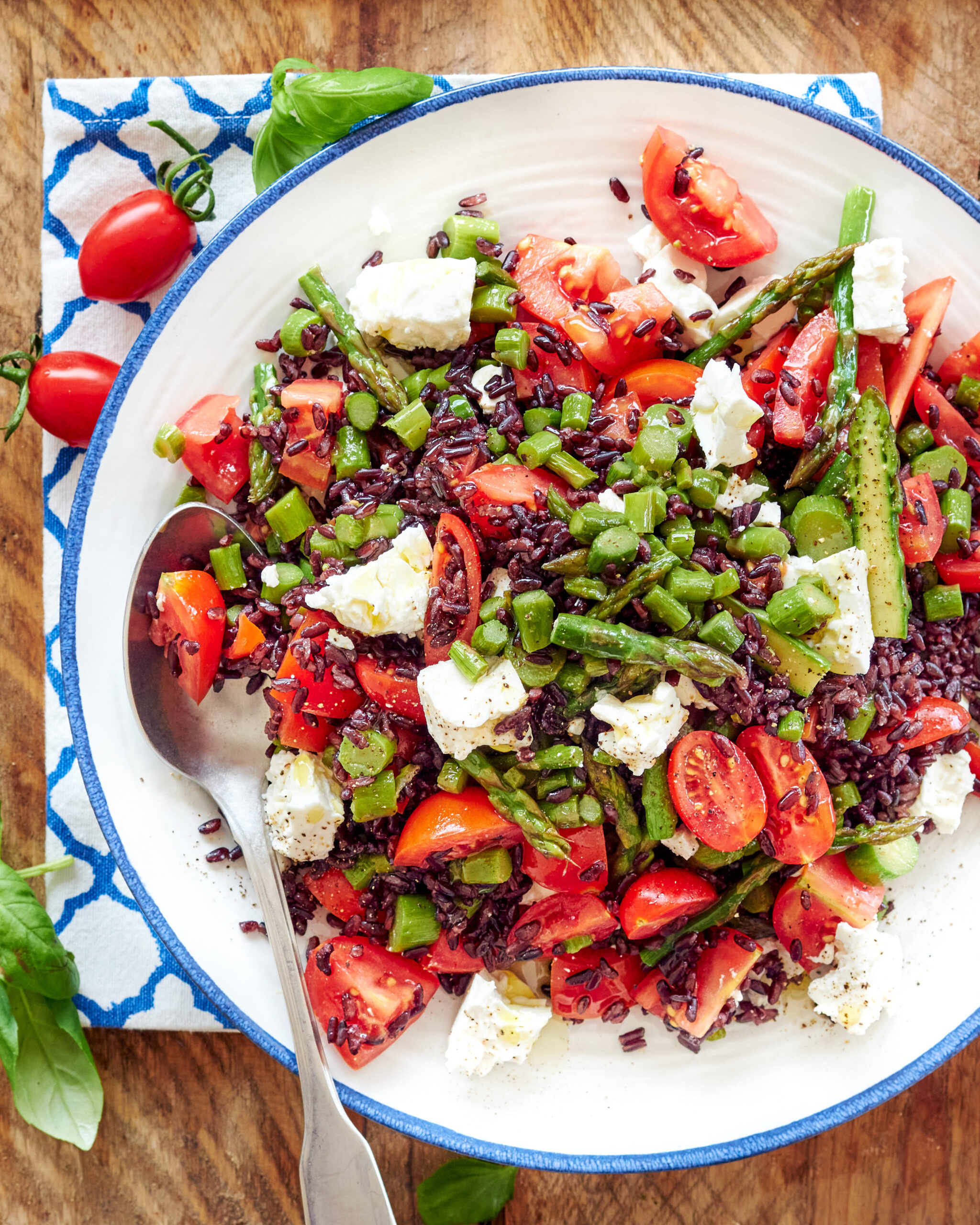 Riso venere con feta, pomodorini e asparagi