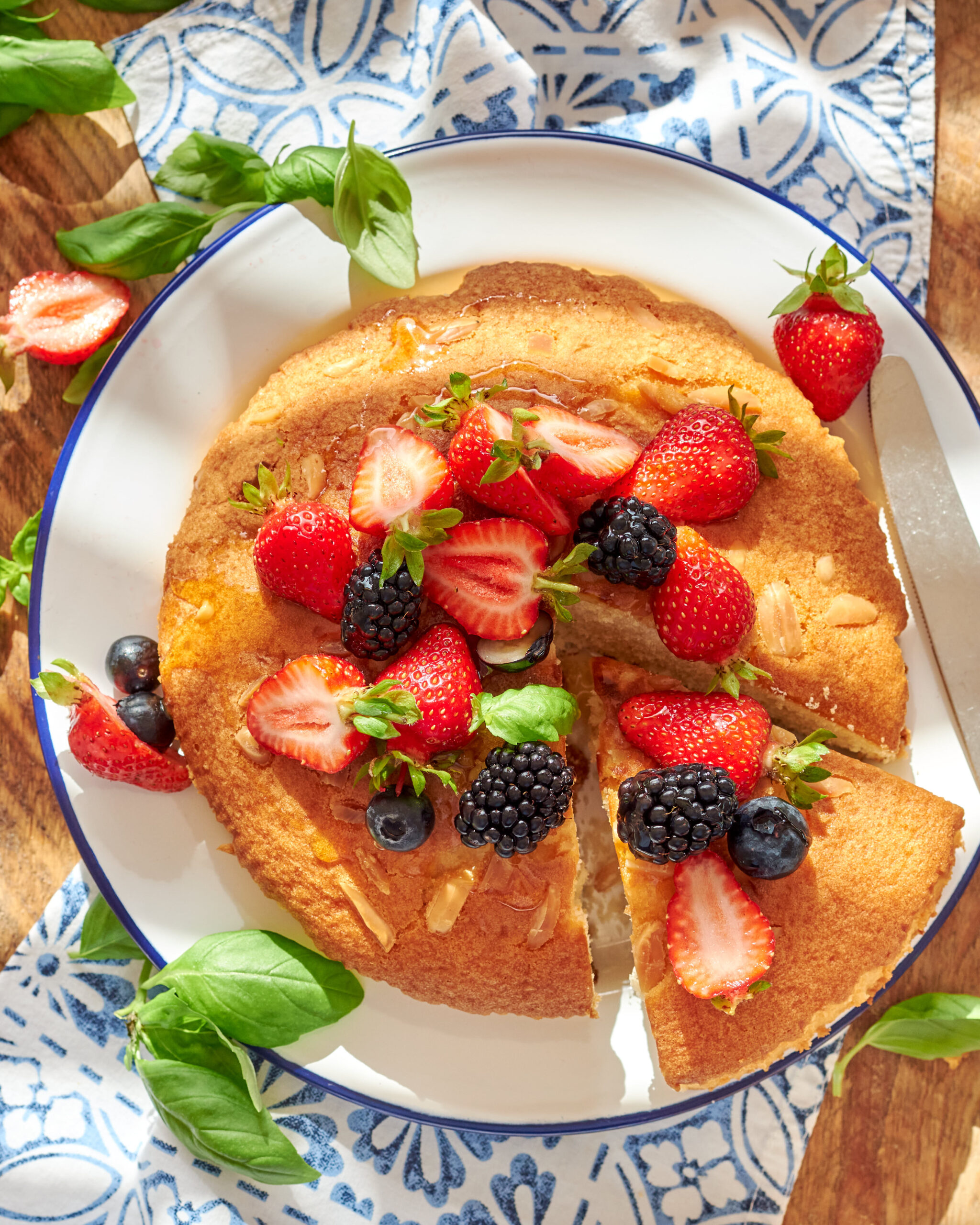 Torta soffice allo yogurt greco e mandorle con frutta fresca
