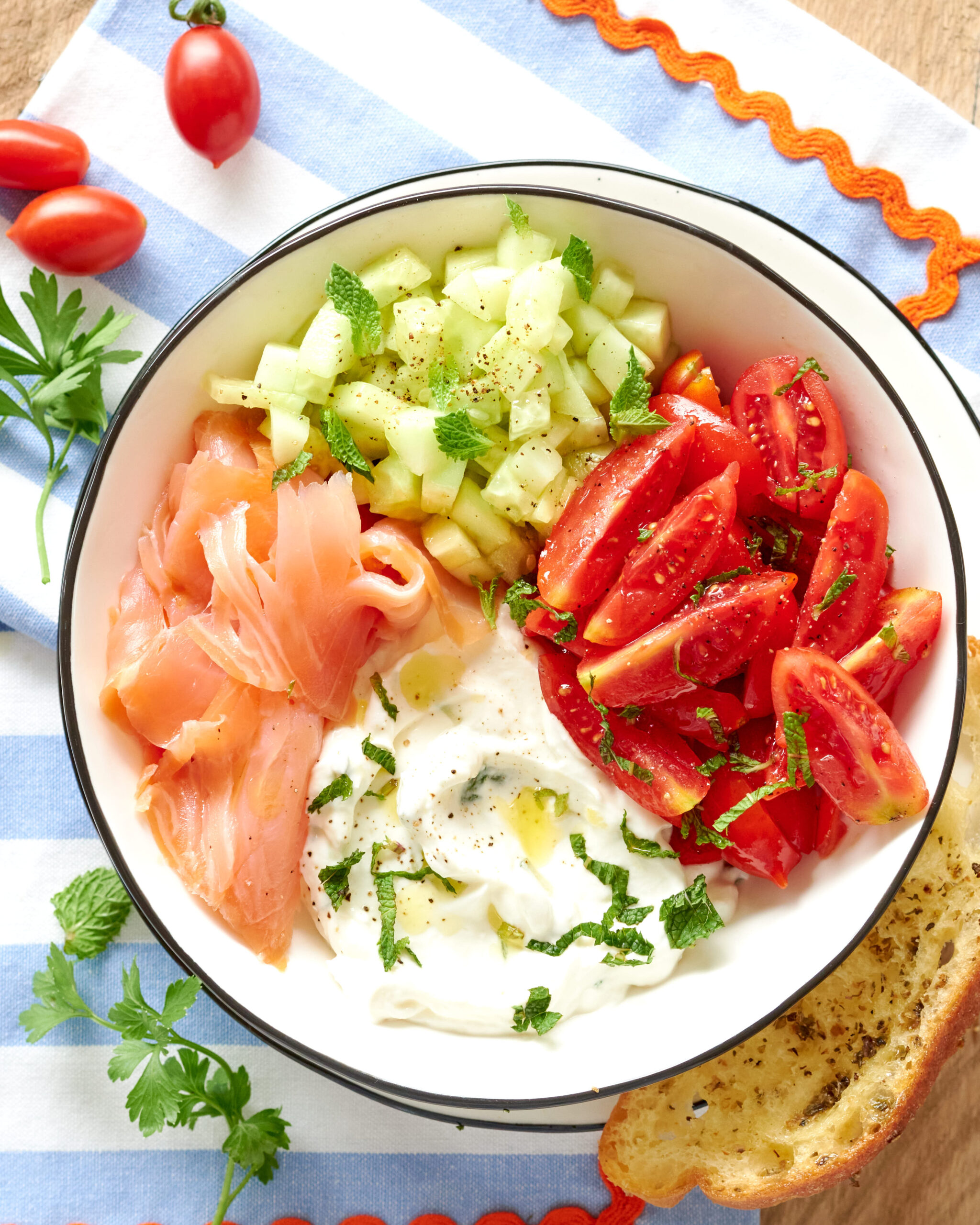 Bowl con salmone affumicato, Tzatziki Zorbas e verdure
