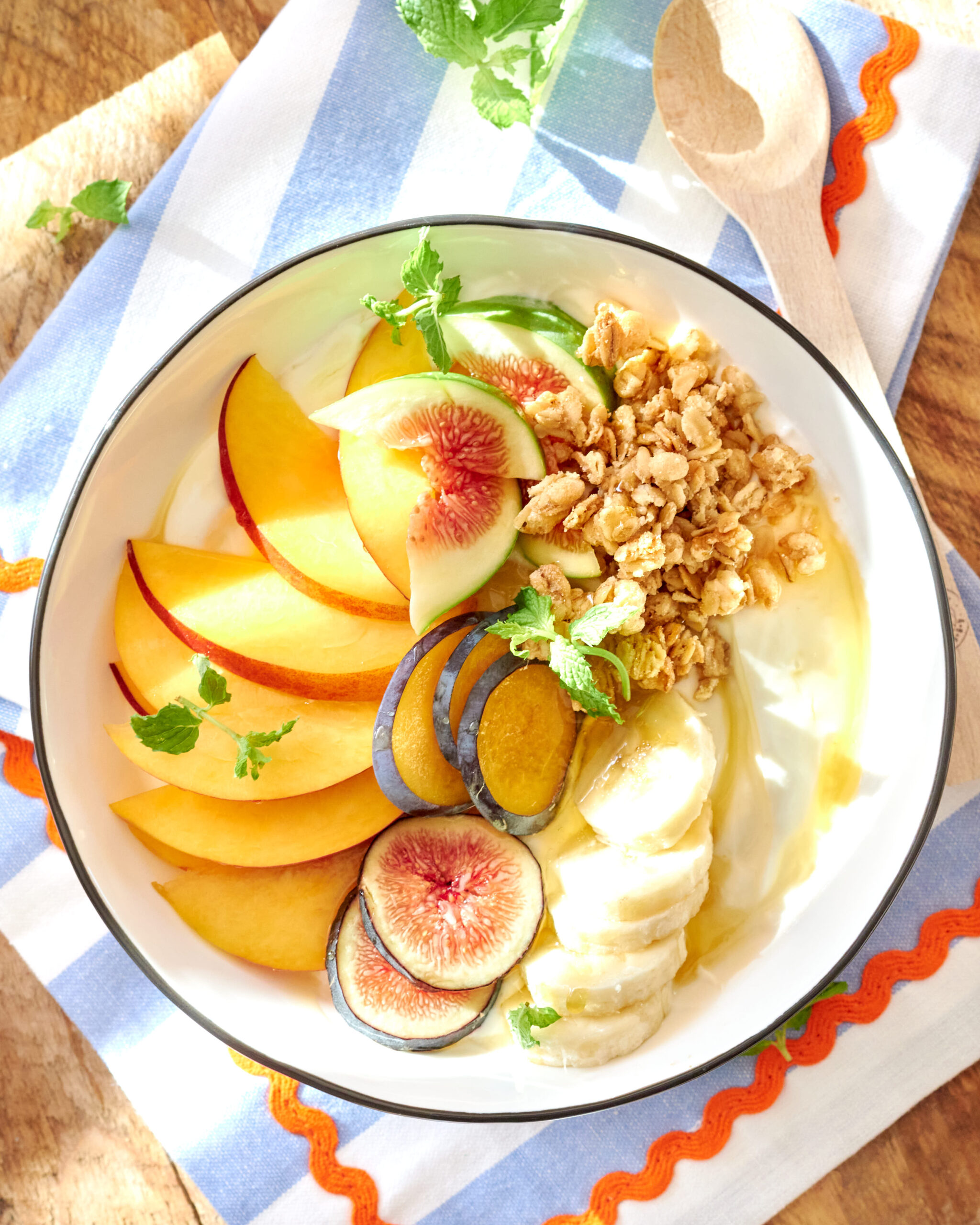 Bowl con yogurt greco e frutta di stagione