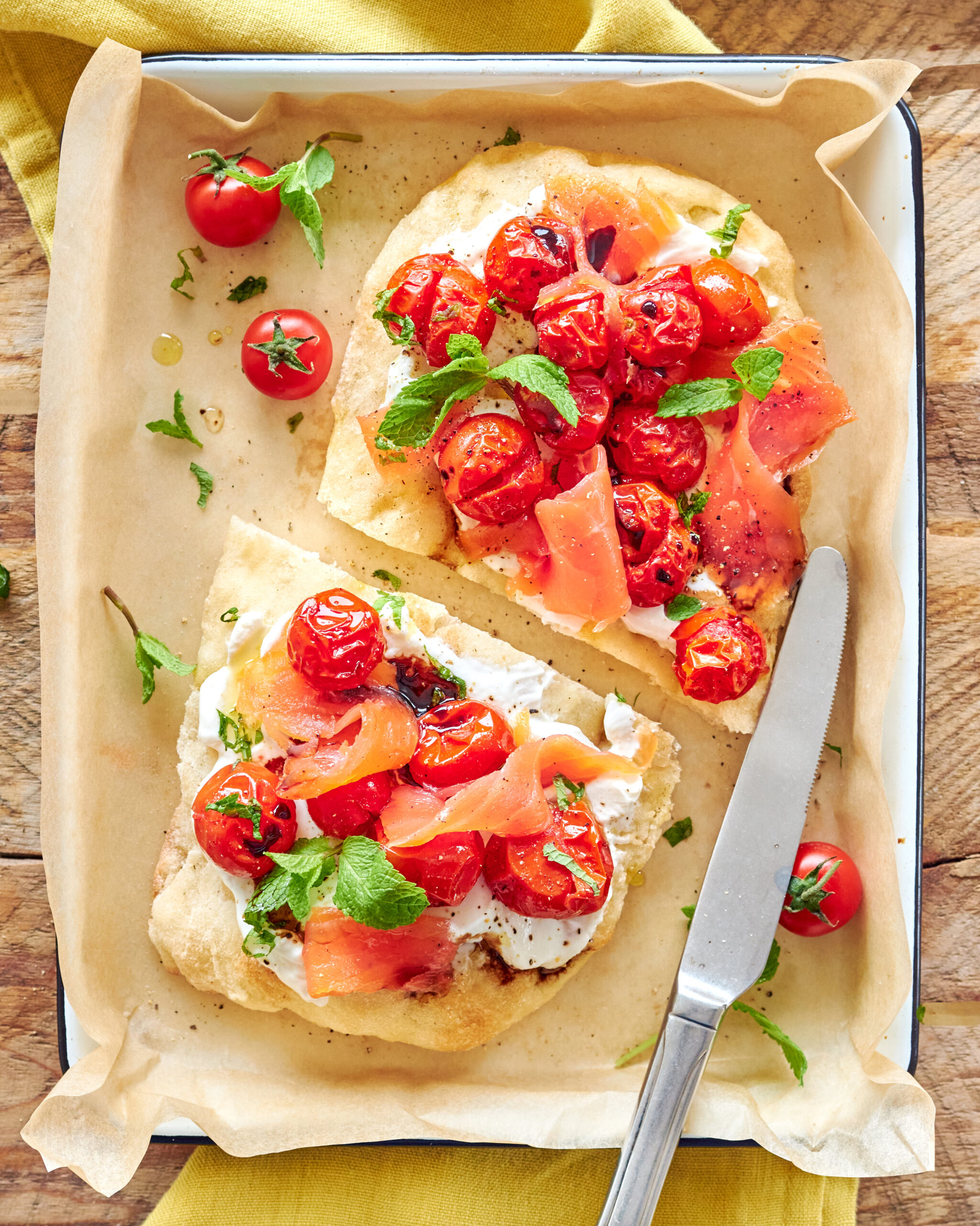 Focaccia con yogurt greco, datterini al forno e salmone affumicato