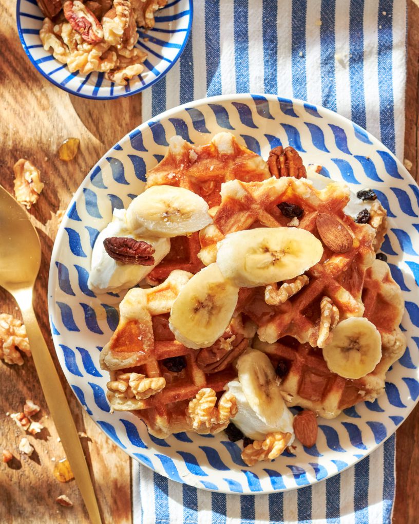 Waffle con yogurt greco, noci pecan, frutta secca e sciroppo d’acero