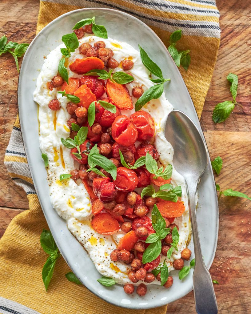 Yogurt greco con ceci alla paprika, carote e datterini al forno