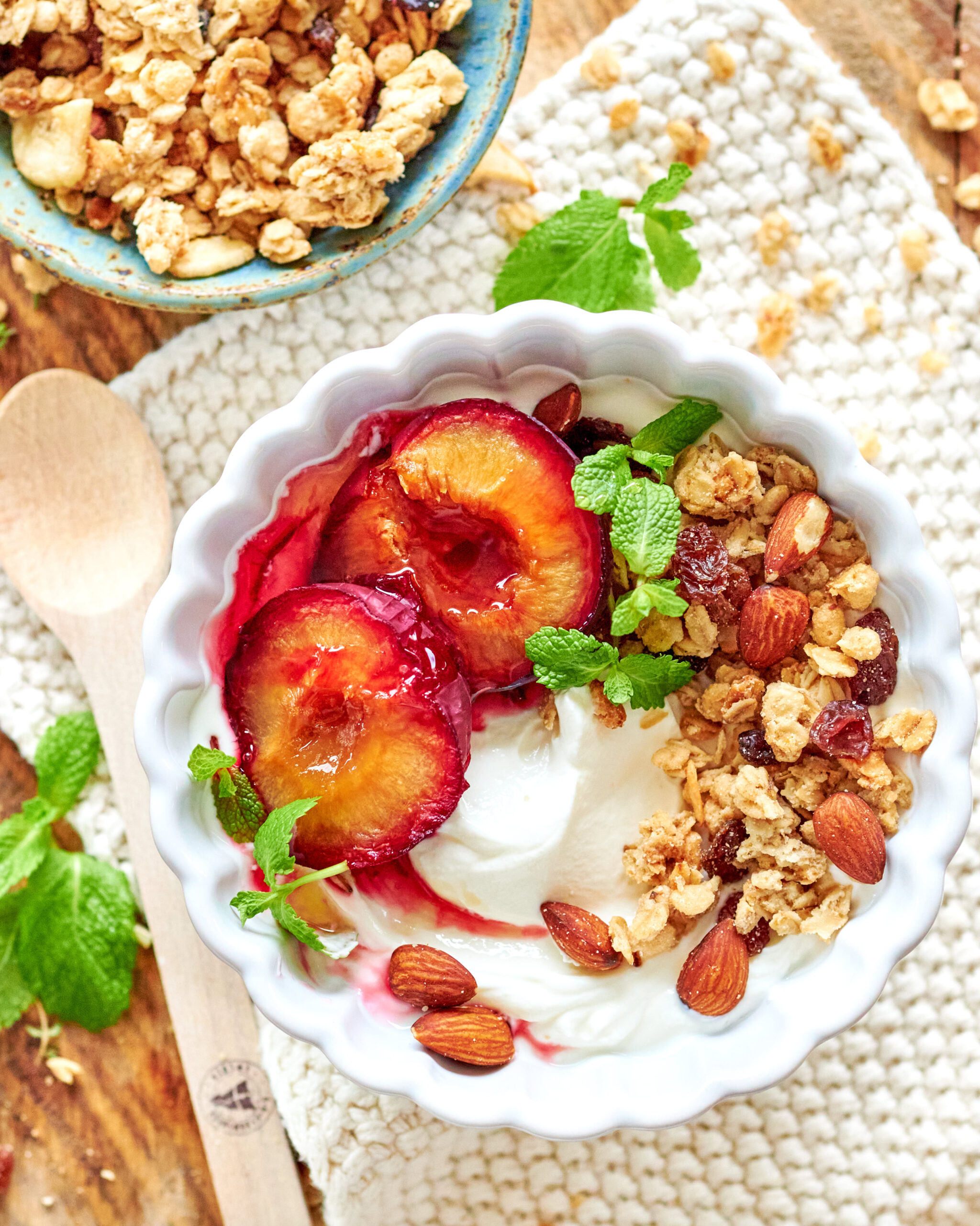 Yogurt greco Zorbas con susine al forno e granola autunnale