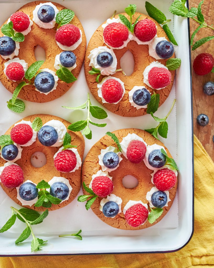 Bracciatelli con mousse allo yogurt greco e frutti di bosco