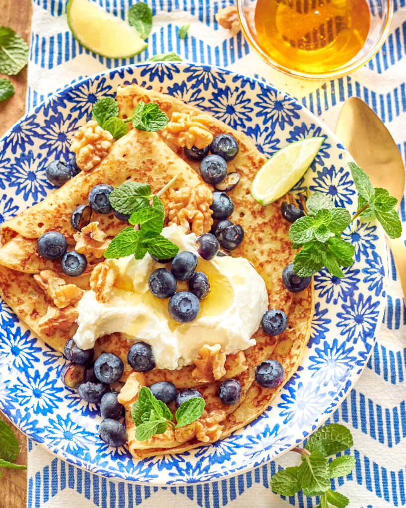 Crepes con yogurt greco Zorbas, sciroppo d’acero, mirtilli e frutta secca