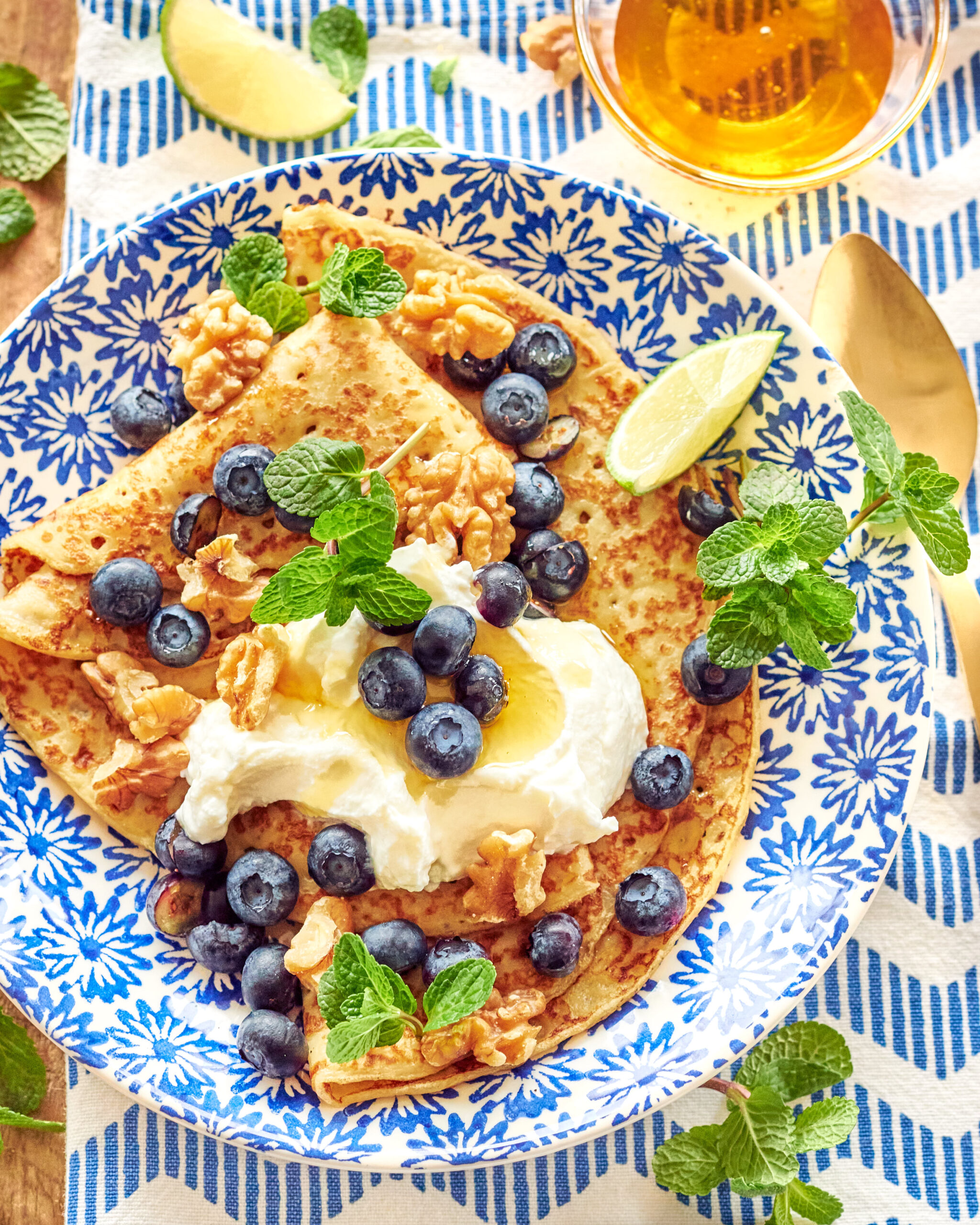 Crepes con yogurt greco Zorbas, sciroppo d’acero, mirtilli e frutta secca