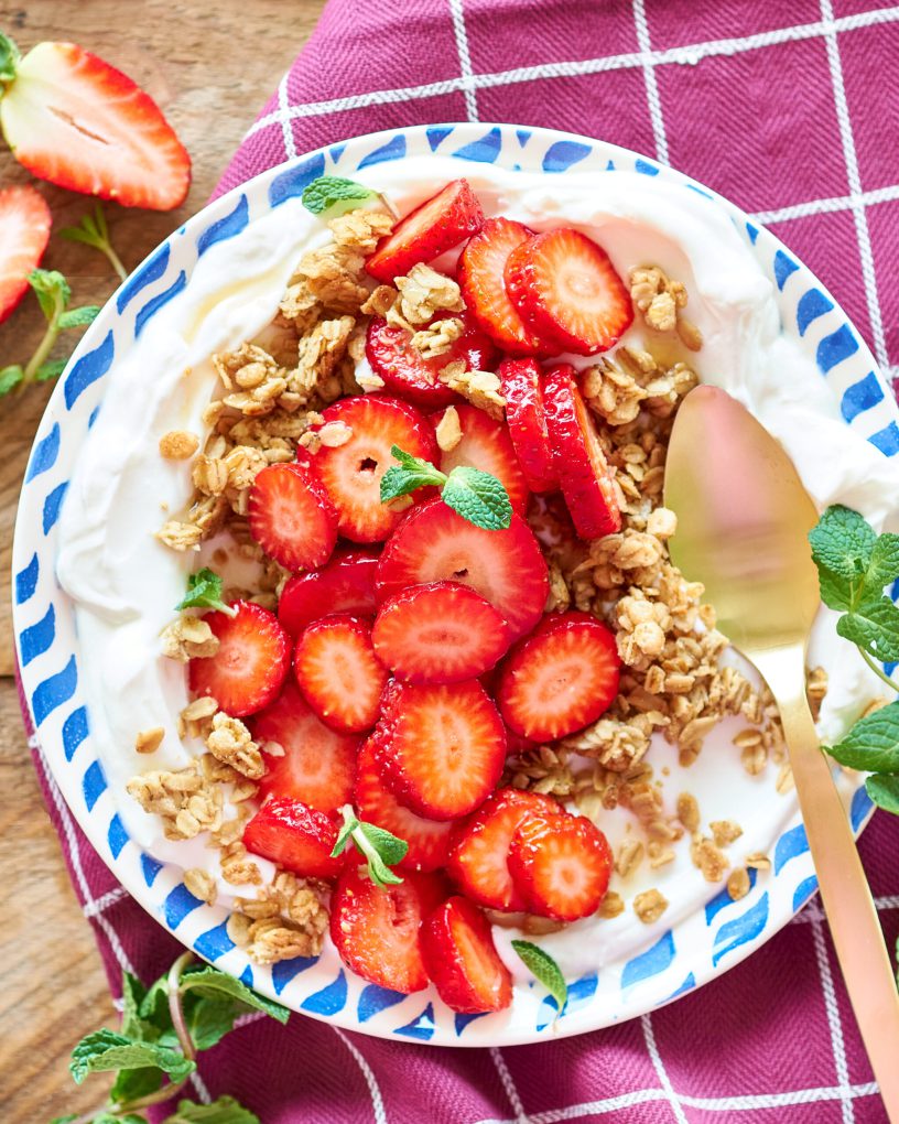 Fragole con yogurt greco e granola