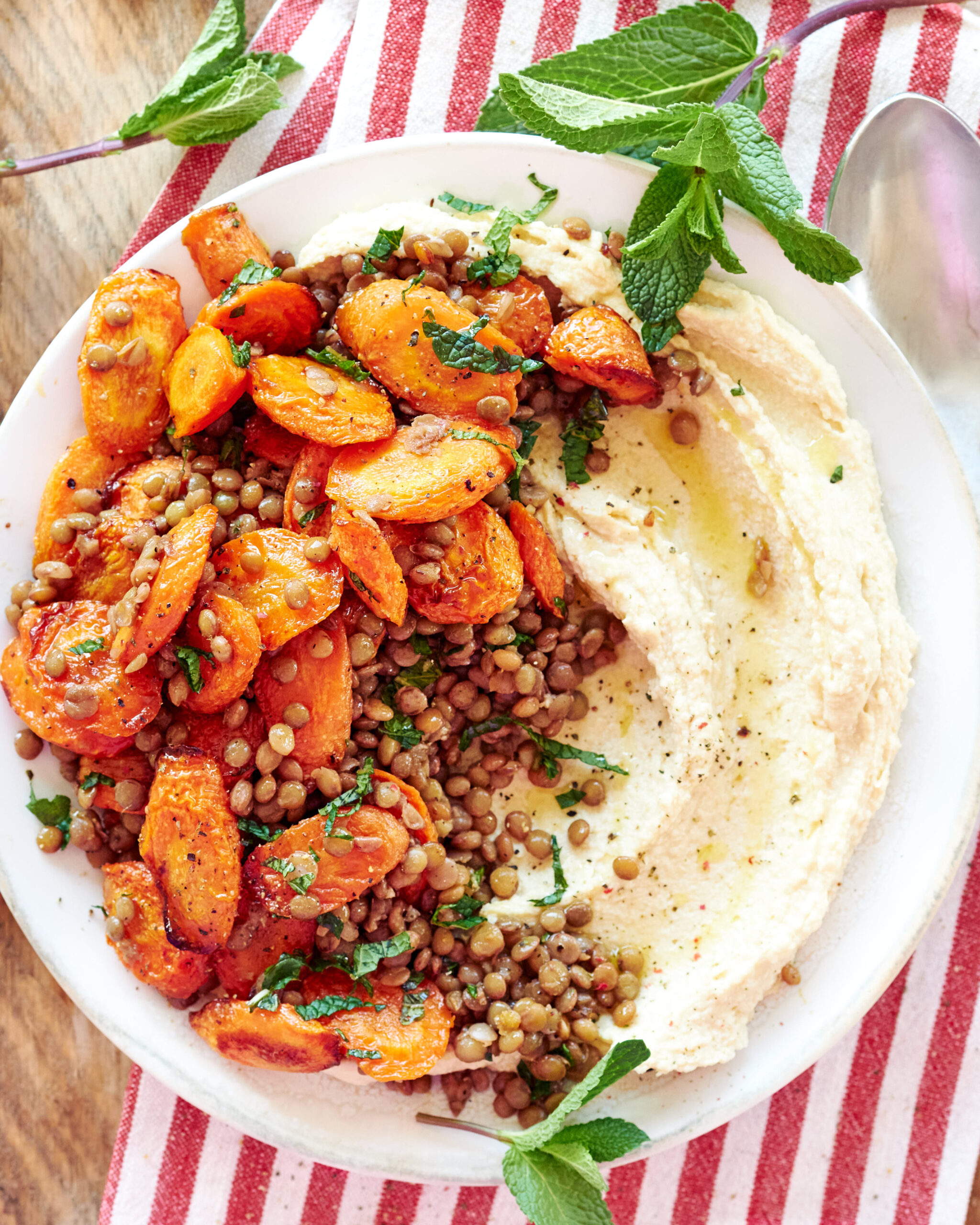 Hummus Zorbas con carote al forno e lenticchie