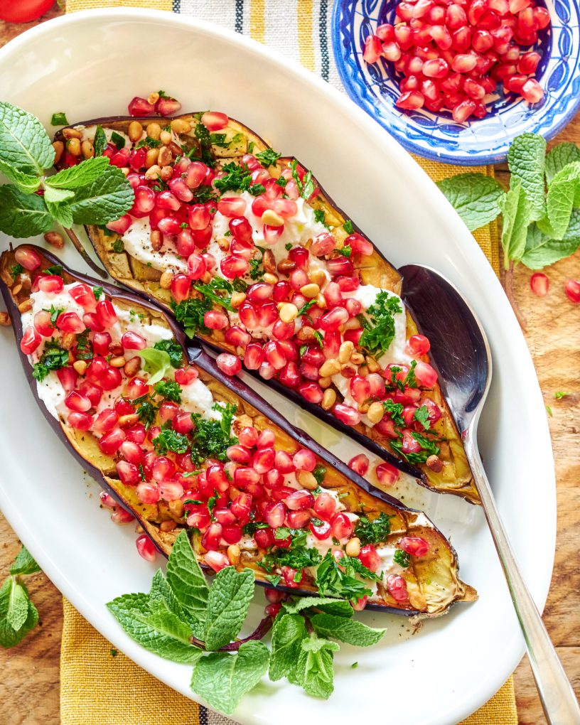 Melanzane al forno con yogurt greco Zorbas, melagrana e pinoli tostati 