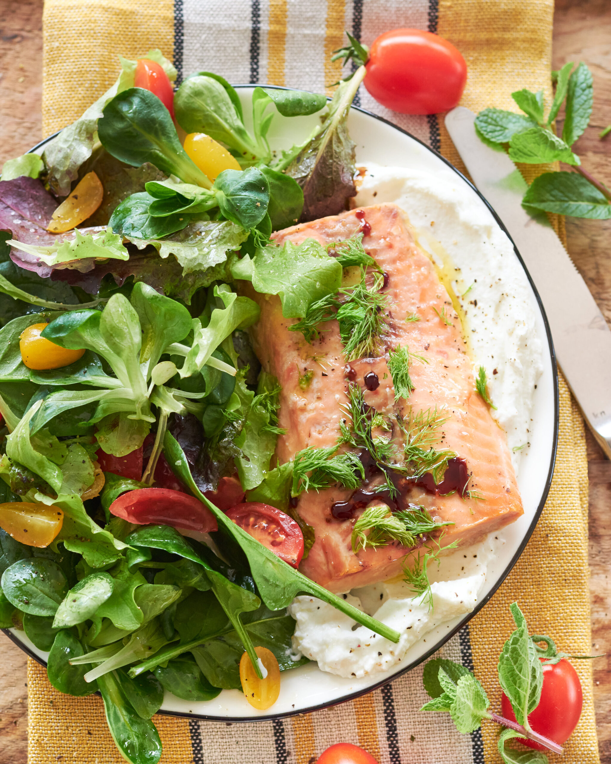 Salmone al forno su letto di Tzatziki con insalata fresca