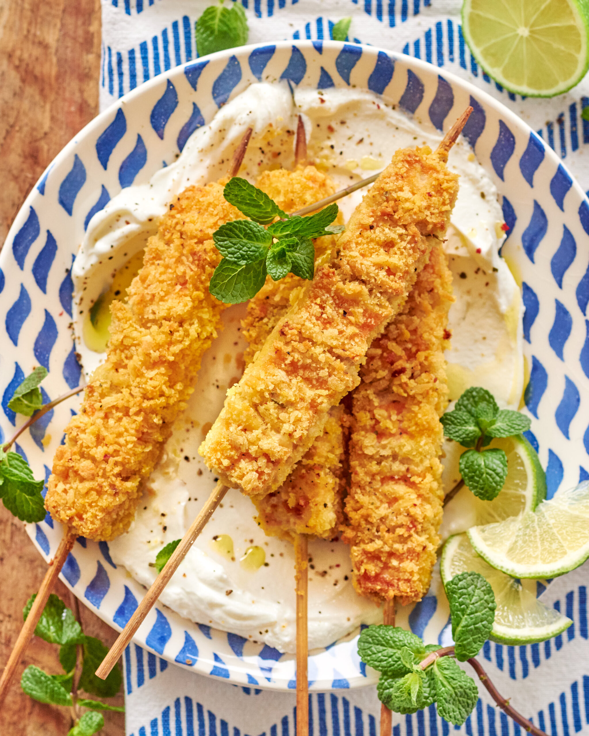 Spiedini con salmone e panko su letto di yogurt greco