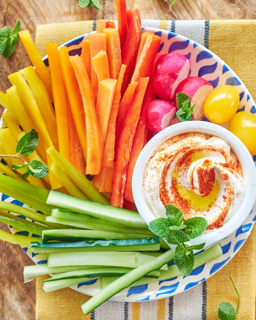 Aperitivo con verdure fresche e yogurt greco alla paprika