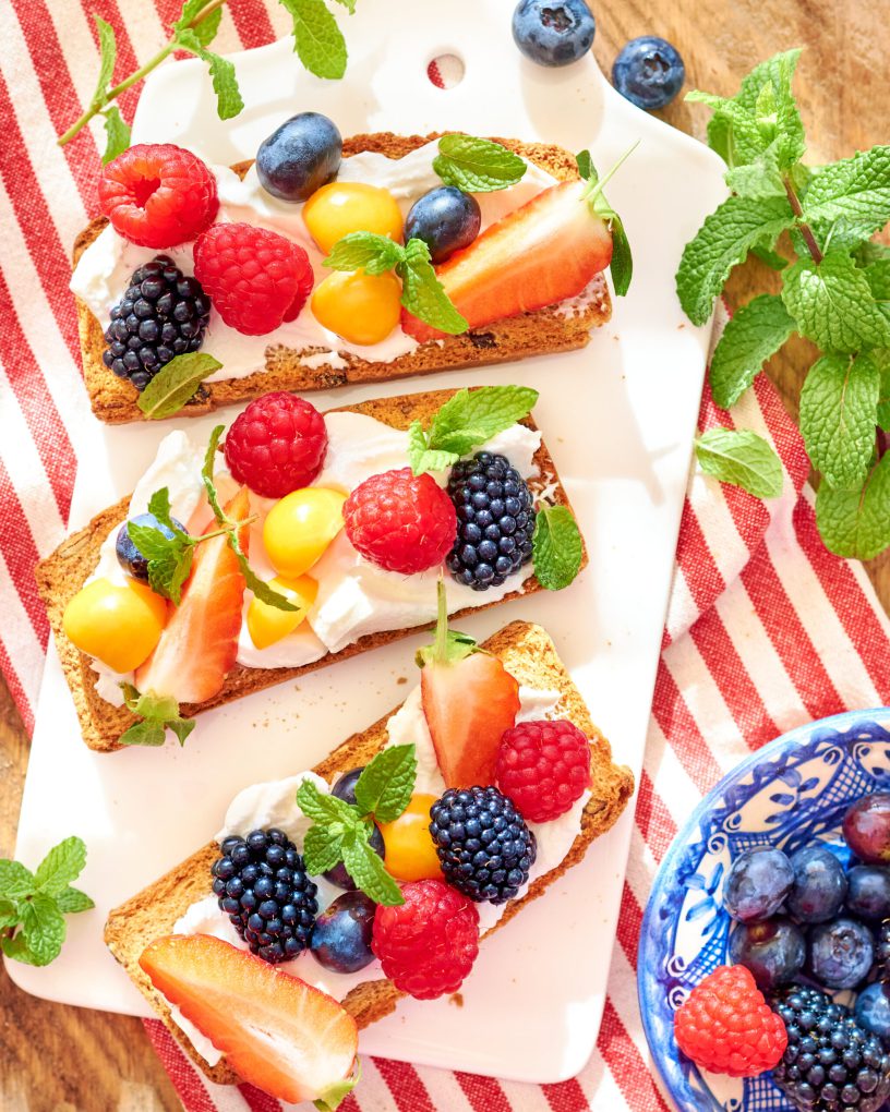 Bruschette dolci con yogurt greco e frutta