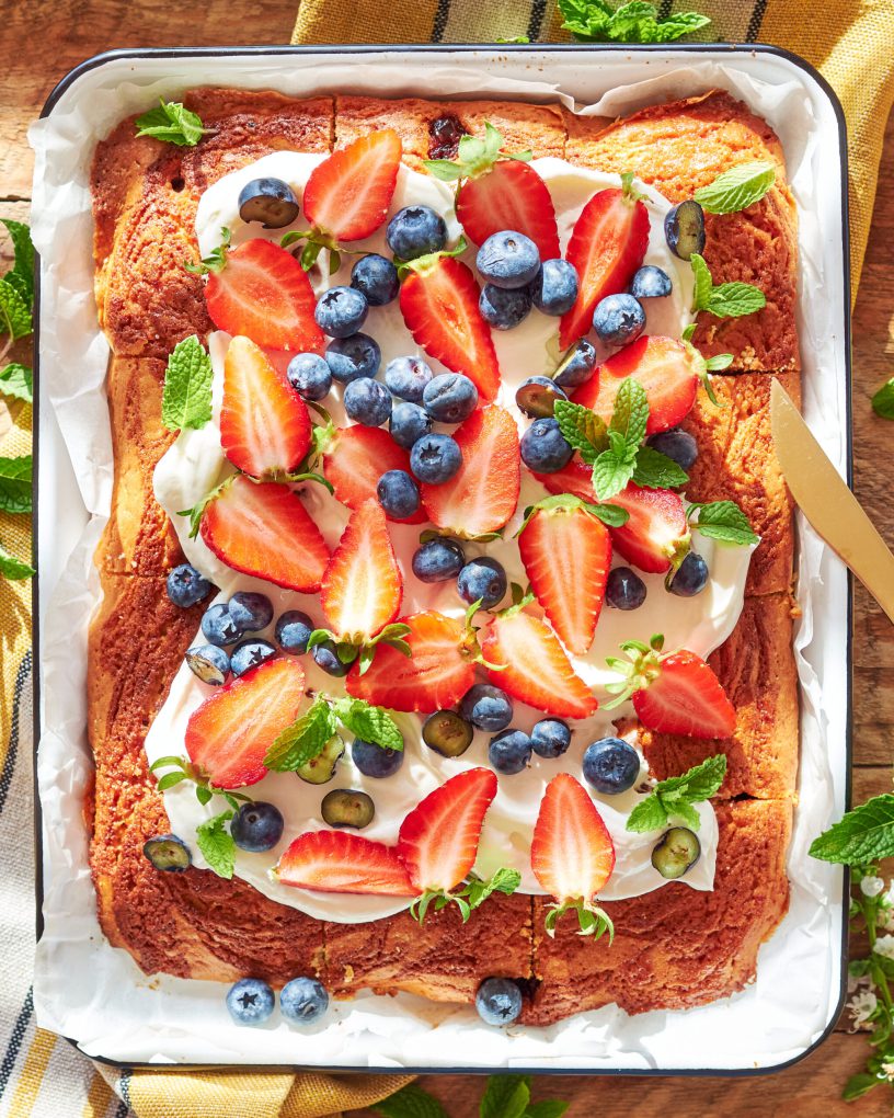 Ciambella con yogurt greco, amarene e frutta fresca
