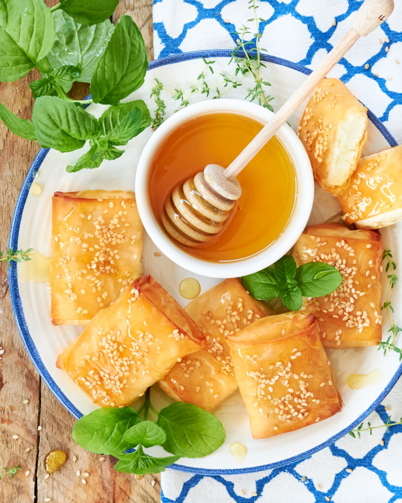 Fagottini di pasta fillo con Manouri e miele