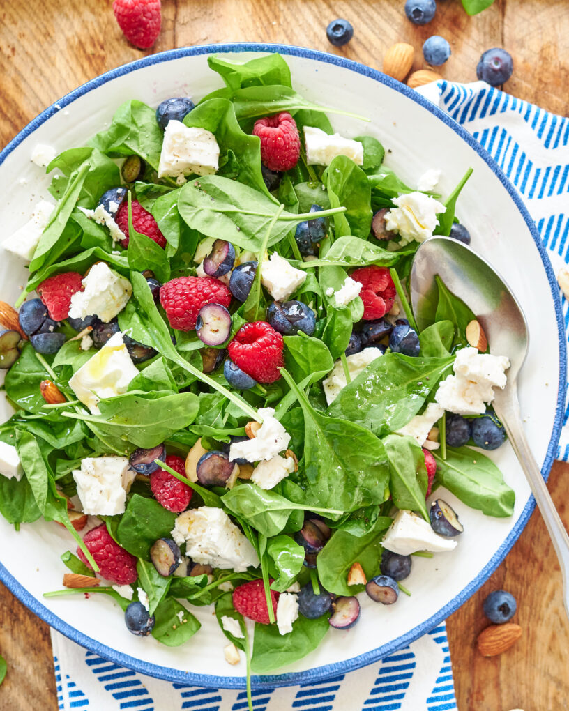 Insalata con Manouri Zorbas, spinacino baby, mirtilli e lamponi