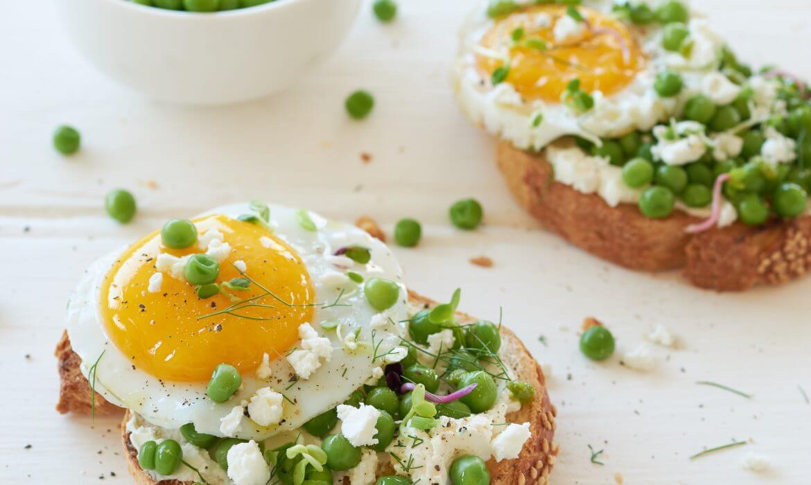 CROSTINI CON FETA ZORBAS, PISELLI E UOVA AL TEGAMINO - zorbas