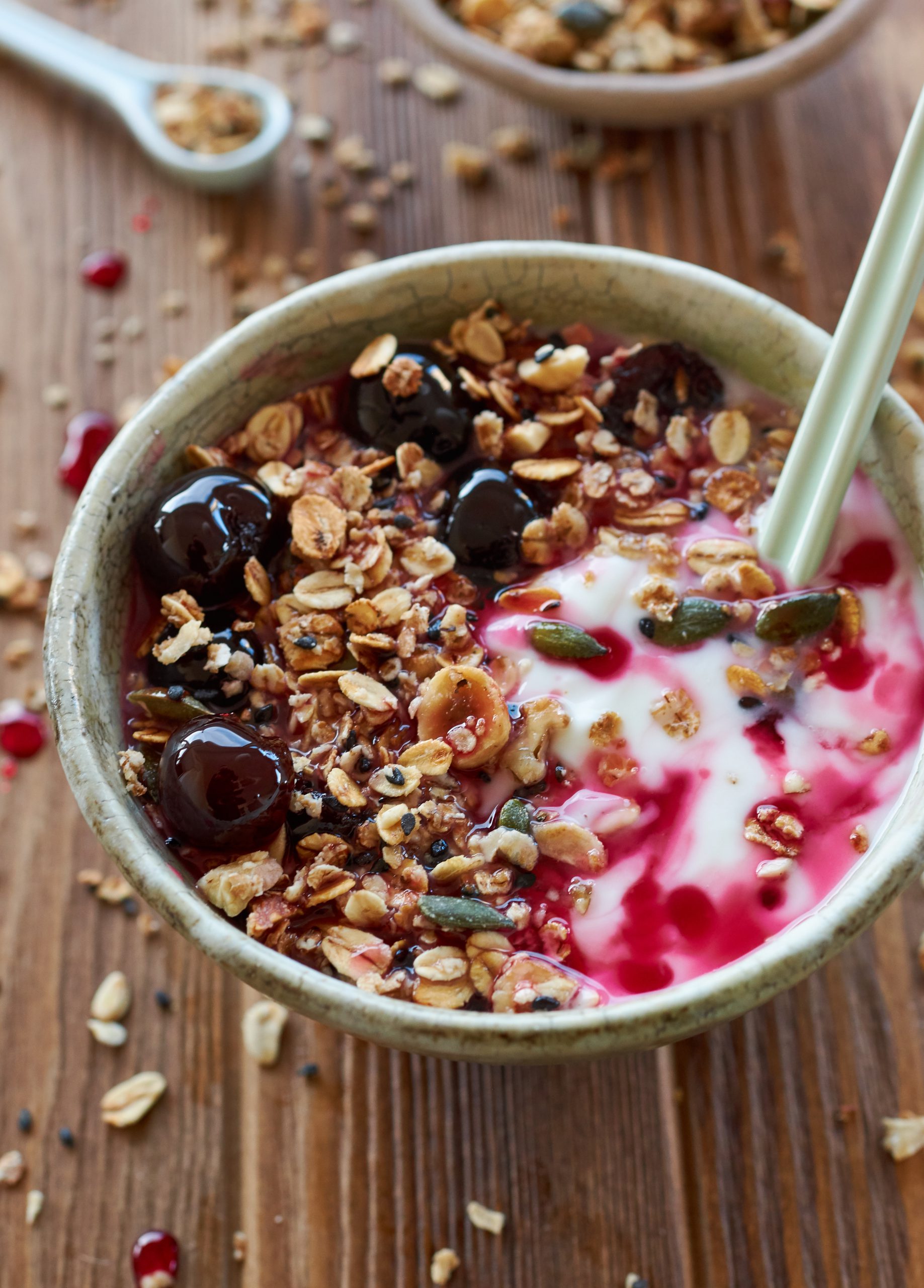 YOGURT GRECO CON GRANOLA E AMARENE SCIROPPATE
