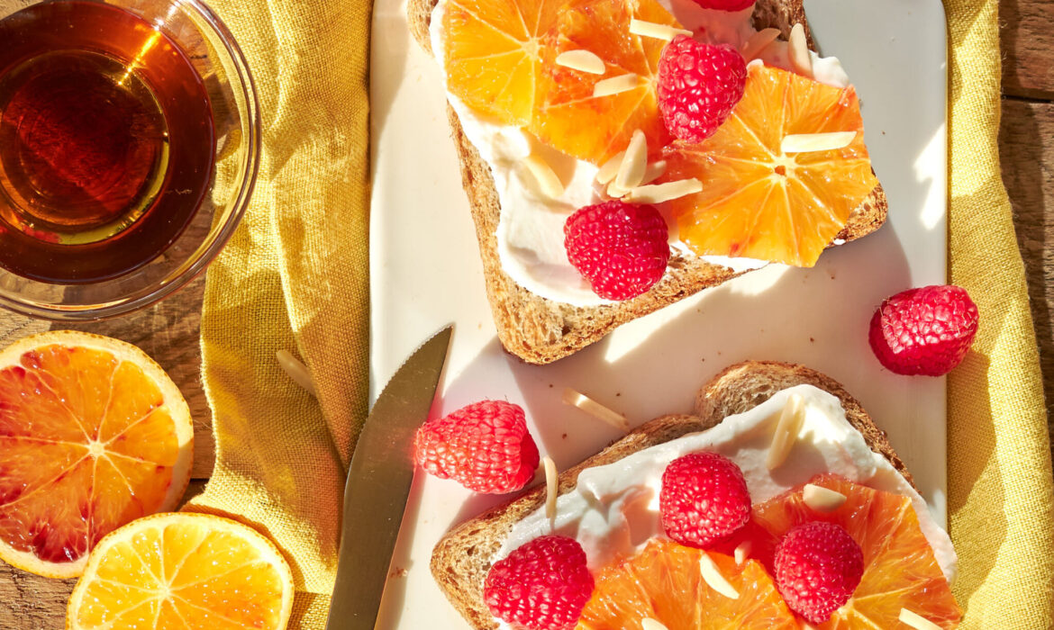 FETTE BISCOTTATE CON YOGURT GRECO, ARANCE, LAMPONI E SCIROPPO D’ACERO